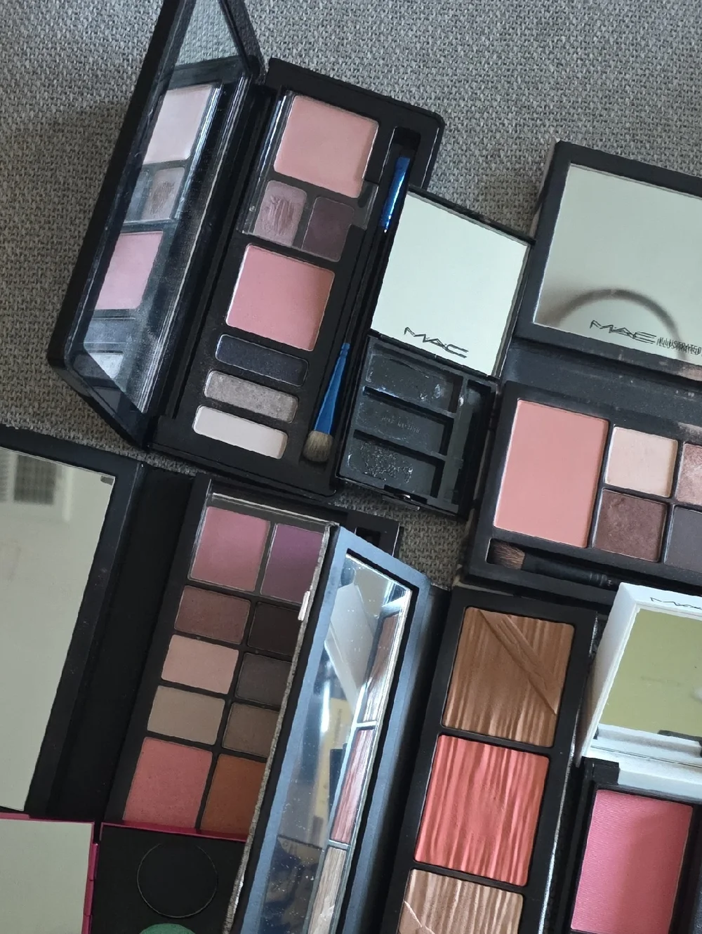 MAC Cosmetics Vintage Compacts And Colors - Picture 6 of 9